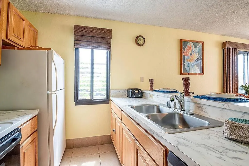 Apartment Great Value! Beach & Ocean View Condo! - Kona Reef B-21 At Park & Next To Road Kailua-Kona